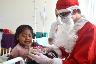 Lions e Leo Clube de Laranjeiras do Sul levam alegria e presentes a crianÃ§as hospitalizadas 
